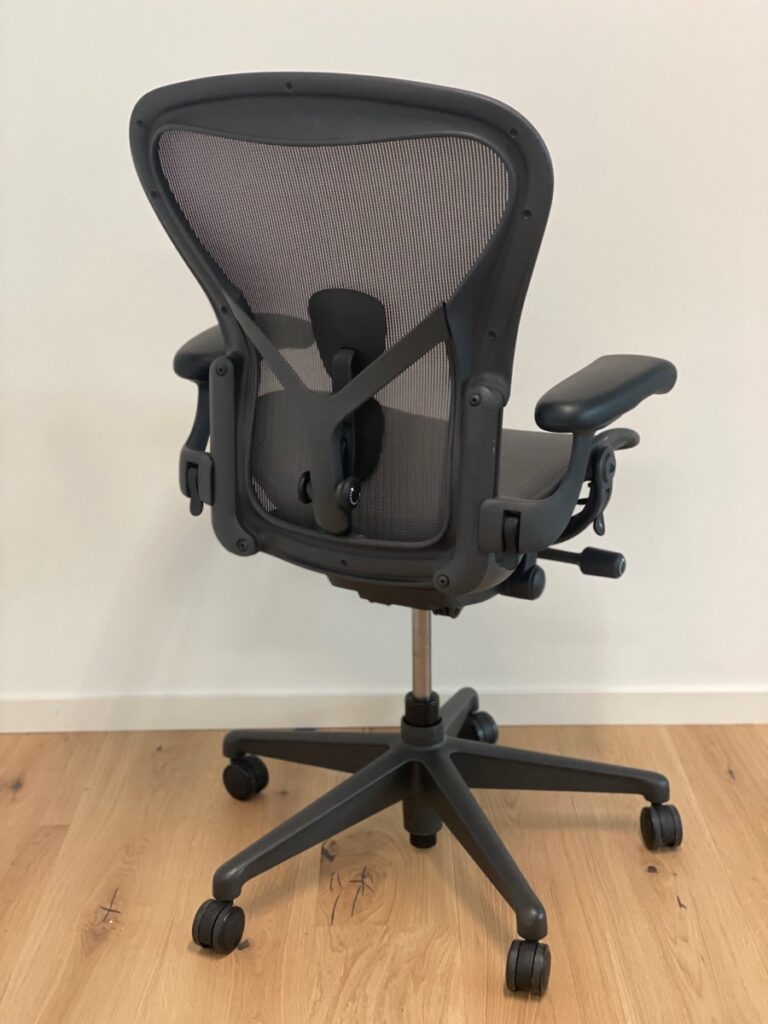 liquidation_herman_miller_Aeron_chair_fuchsliq_2